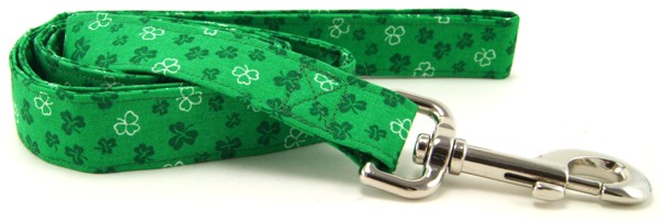 Tossed Shamrocks on Green Dog Leash